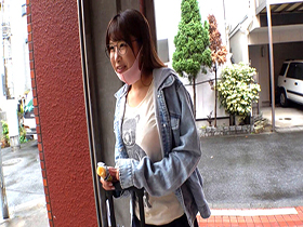 婚約者に騙され全財産を失い人生崩壊!地元から逃げ上京してきた無職幸薄田舎娘。Iカップ爆乳を武器に一獲千金を目論むメガネ地味ダサ天然活きアワビ サンプル動画サムネイル